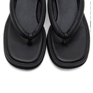 AMOMENTO black padded strap flip flops - size 39